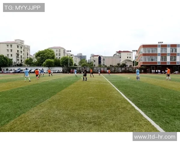 足球明星化身环保卫士在绿茵场外捡垃圾传递爱心与责任